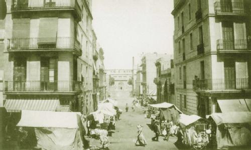 Mercat de Sants, en el carrer Espanya Industrial, hacia 1900